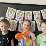 Wspólne zdjęcie dziewczynki i dwóch chłopców.