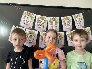 Wspólne zdjęcie dziewczynki i dwóch chłopców.