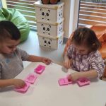 Dzieci sypią kwiatki