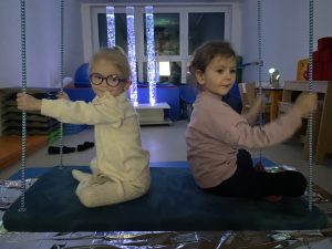 2 dziewczynki na huśtawce -platformie
