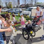 Dzieci szukają na dworze koszyczków wielkanocnych.