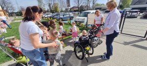 Dzieci szukają na dworze koszyczków wielkanocnych.