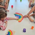 Dzieci tworzą kolorową tęczę z kolorowych slime.