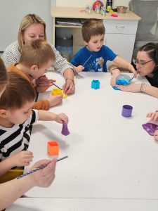 Dzieci bawią się kolorowymi slime.