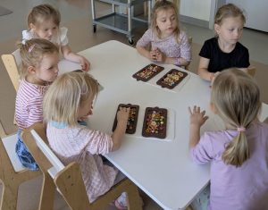 Dzieci dekorują czekoladę i dodają dodatki wybrane przeze siebie.