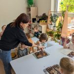 Chłopcy nalewają czekoladę do specjalnych foremek