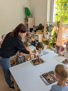 Chłopcy nalewają czekoladę do specjalnych foremek