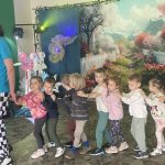 Wspólne zabawy wyprawa pociągiem w poszukiwaniu zaginionego lusterka.