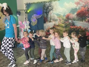 Wspólne zabawy wyprawa pociągiem w poszukiwaniu zaginionego lusterka.