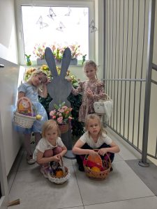 Dziewczynki stoją z koszyczkami