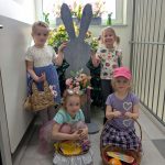 Dziewczynki stoją z koszyczkami