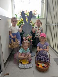 Dziewczynki stoją z koszyczkami