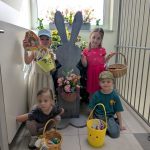 Dziewczynki stoją z koszyczkami