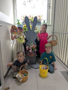 Dziewczynki stoją z koszyczkami