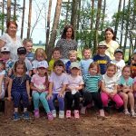grupowe zdjęcie w lesie