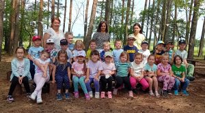 grupowe zdjęcie w lesie