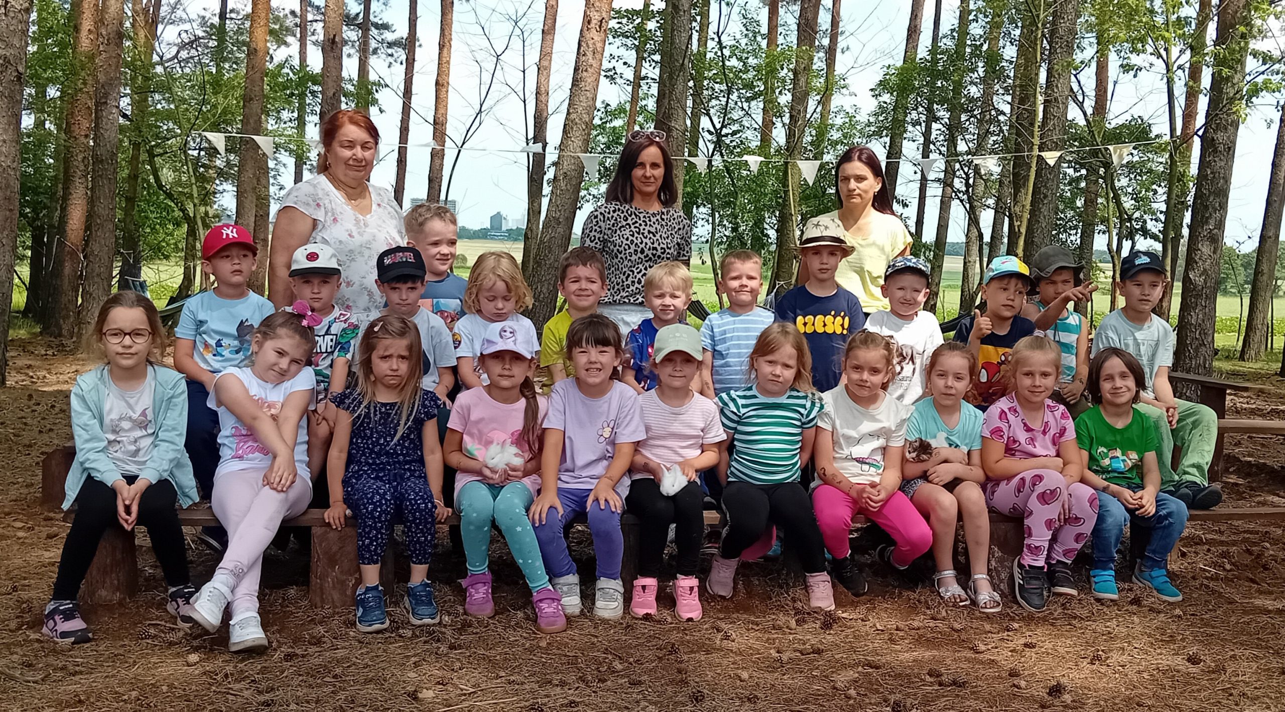 grupowe zdjęcie w lesie