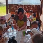 Dzieci razem z panią tworzą magnesy na lodówkę
