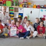 Grupa dzieci z instruktorem w białym kimono