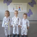 DZIECI WYKONUJĄ ĆWICZENIA