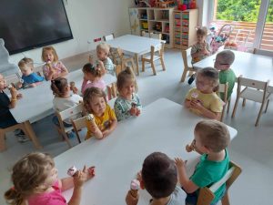 DZIECI JADĄ KOLEJKĄ