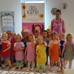 Grupa dzieci w kolorowych fartuszkach