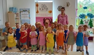 Grupa dzieci w kolorowych fartuszkach
