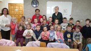 Grupa dzieci wraz z paniami