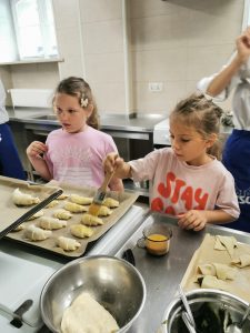 Dwie dziewczynki przygotowują rogaliki