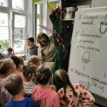 Nauczycielka pokazuje dzieciom kreacje