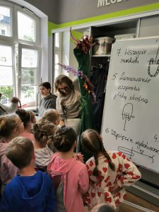 Nauczycielka pokazuje dzieciom kreacje