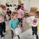 Dzieci bawią się piłkami w sali