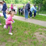 Dzieci stojąc w dwóch rzędach rywalizują w zawodach