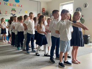 Dzieci tańczą w parach