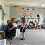 Dziewczynka odbiera dyplom od Pani Dyrektor