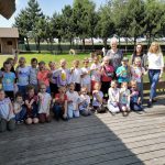 Cała grupa dzieci wraz z nauczycielkami pozują do zdjęcia