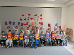 grupowe zdjęcie z pracami serduszkowymi
