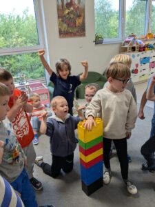 wspólne budowanie wieży z klocków