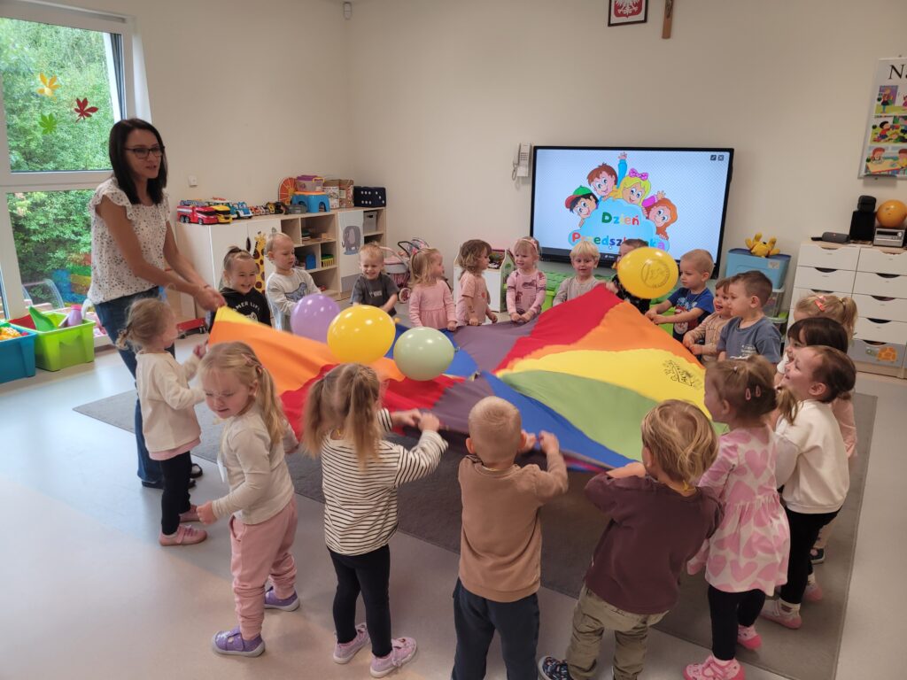 Dzieci bawią się z użyciem chusty animacyjnej