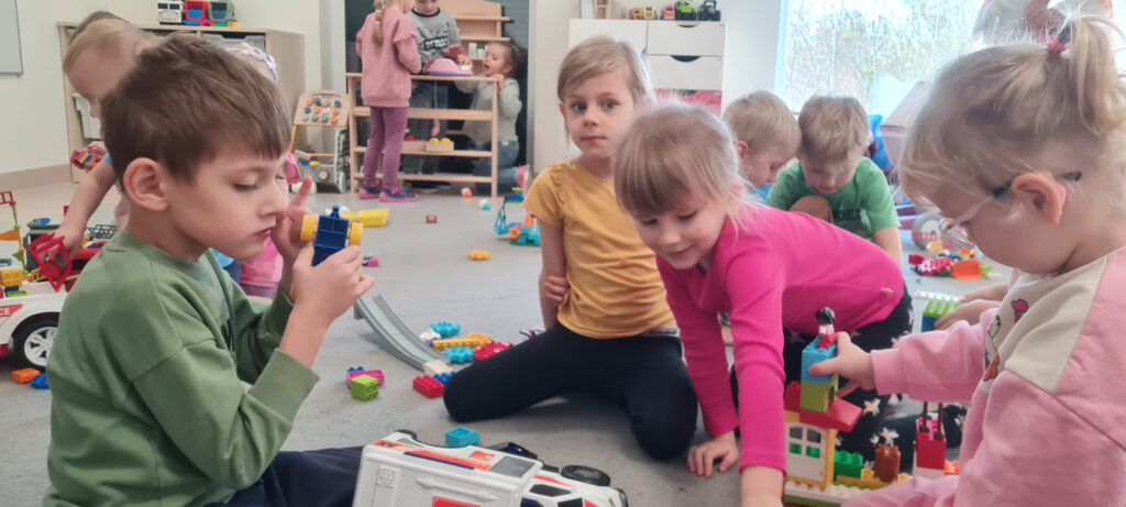 Zajęcia w ramach integracji międzygrupowej "W Tęczowym świecie"
