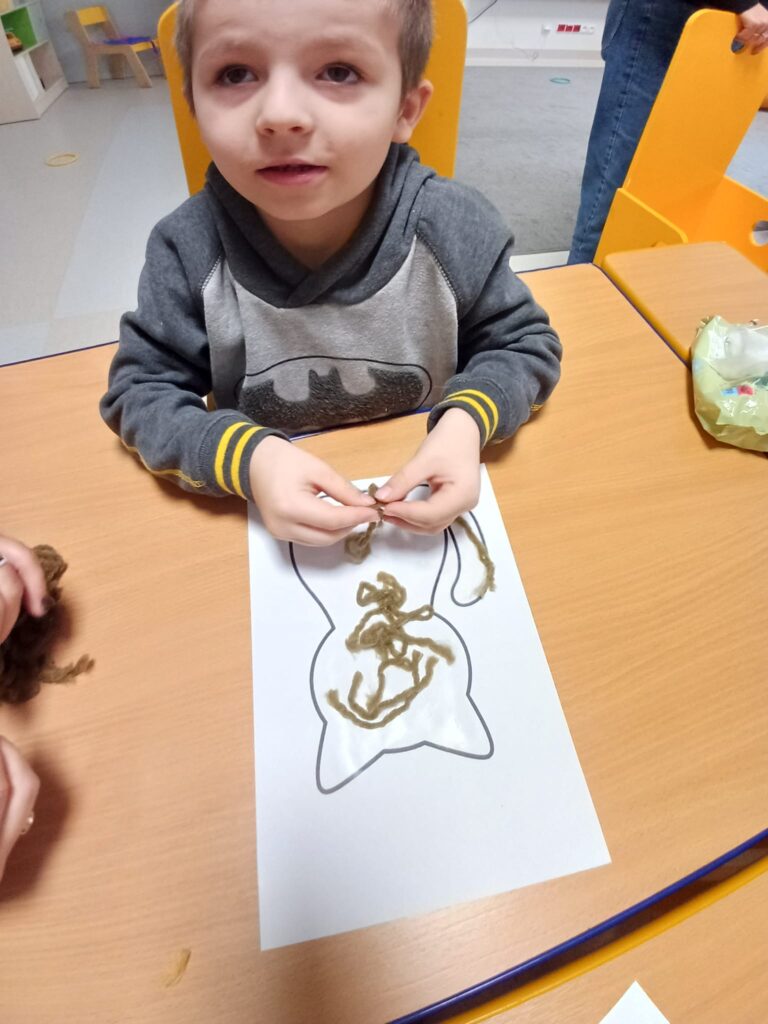 Praca plastyczna podczas zajęć dydaktycznych.