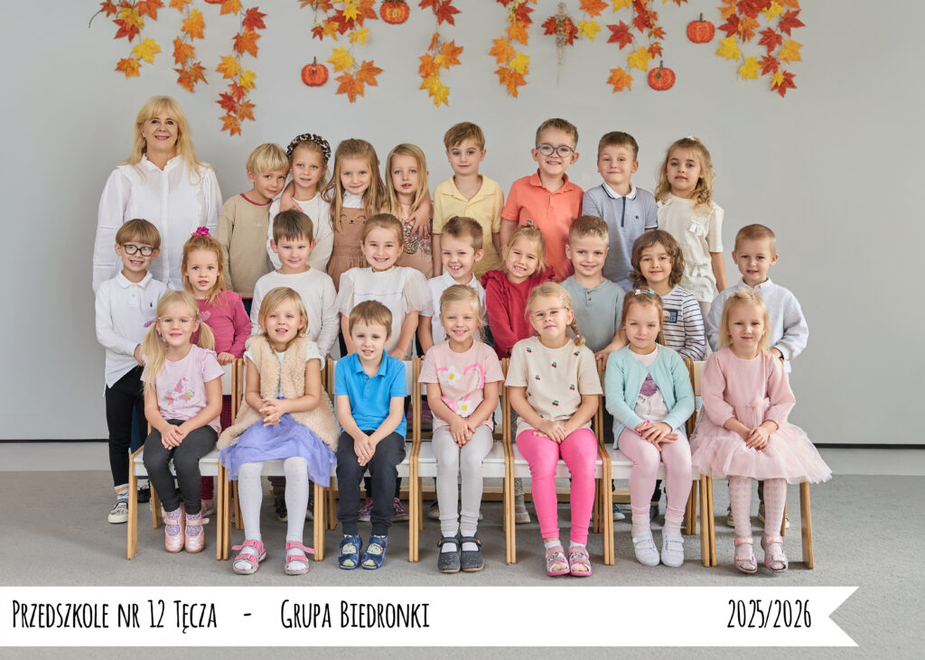 Dzieci i wychowawca z grupy Biedronki
