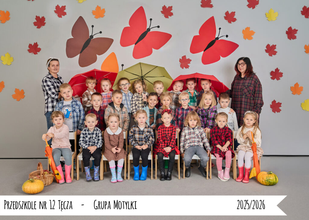 Dzieci i wychowawcy z grupy Motylki