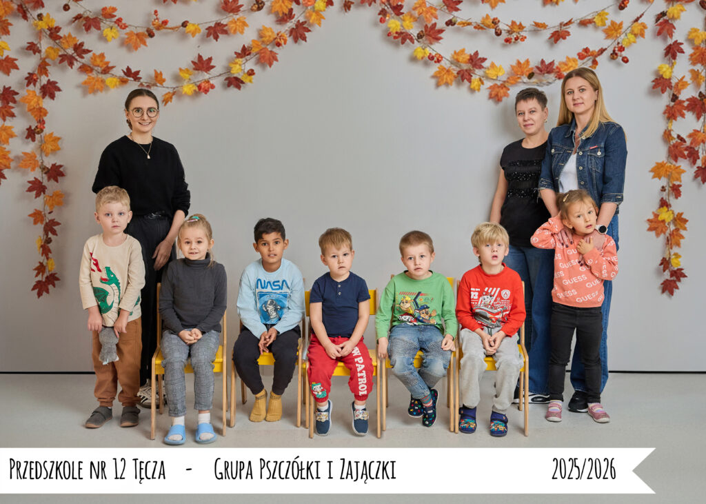 Dzieci i wychowawcy z grup Pszczółki i Zajączki