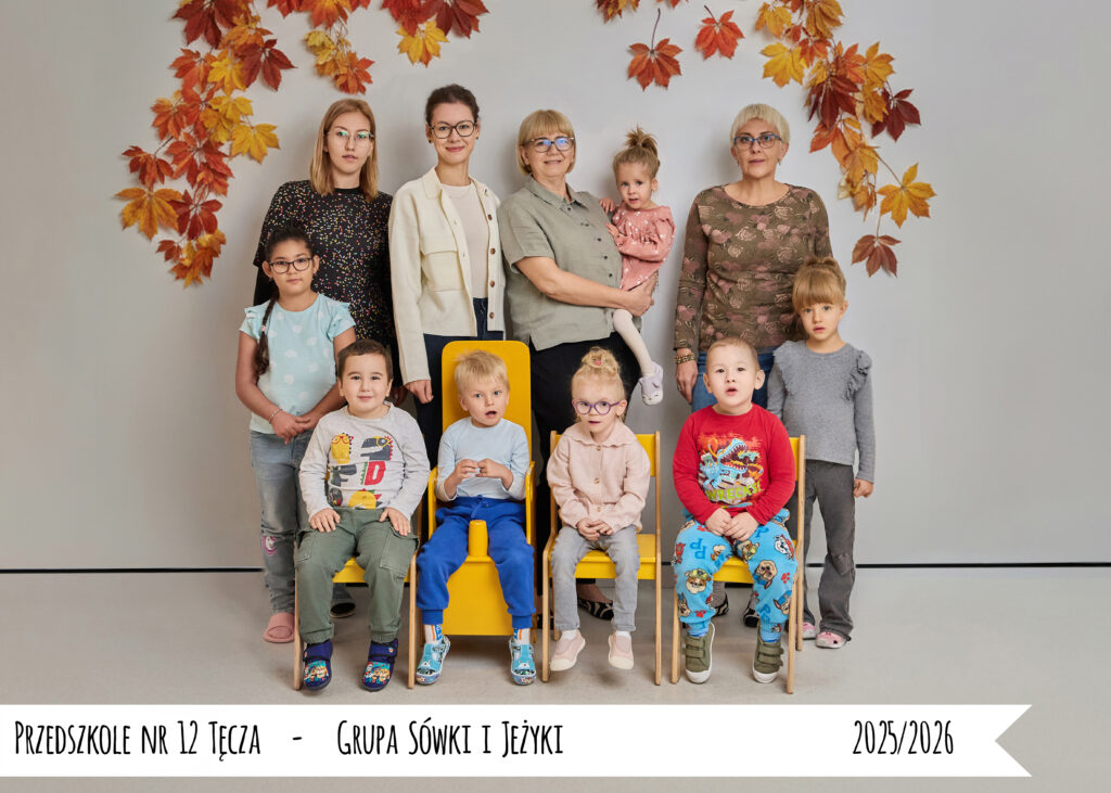 Dzieci i wychowawcy z grup Sówki i Jeżyki