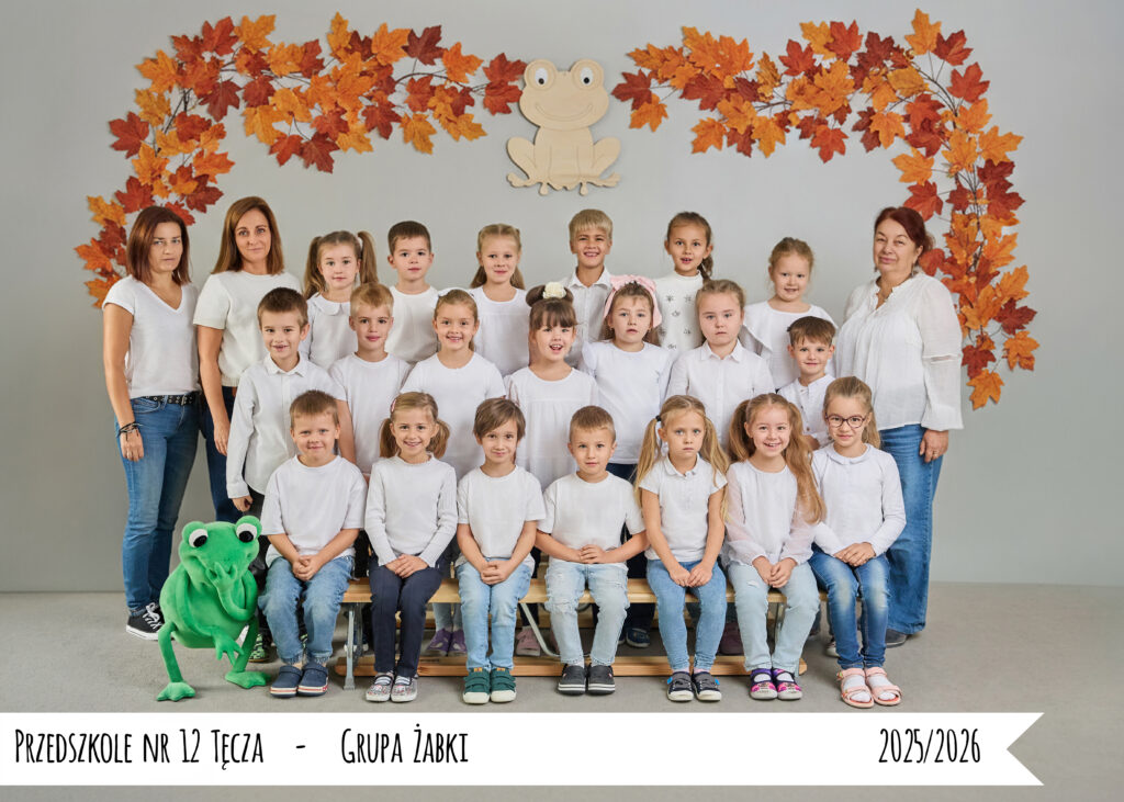 Dzieci i wychowawcy z grupy Żabki