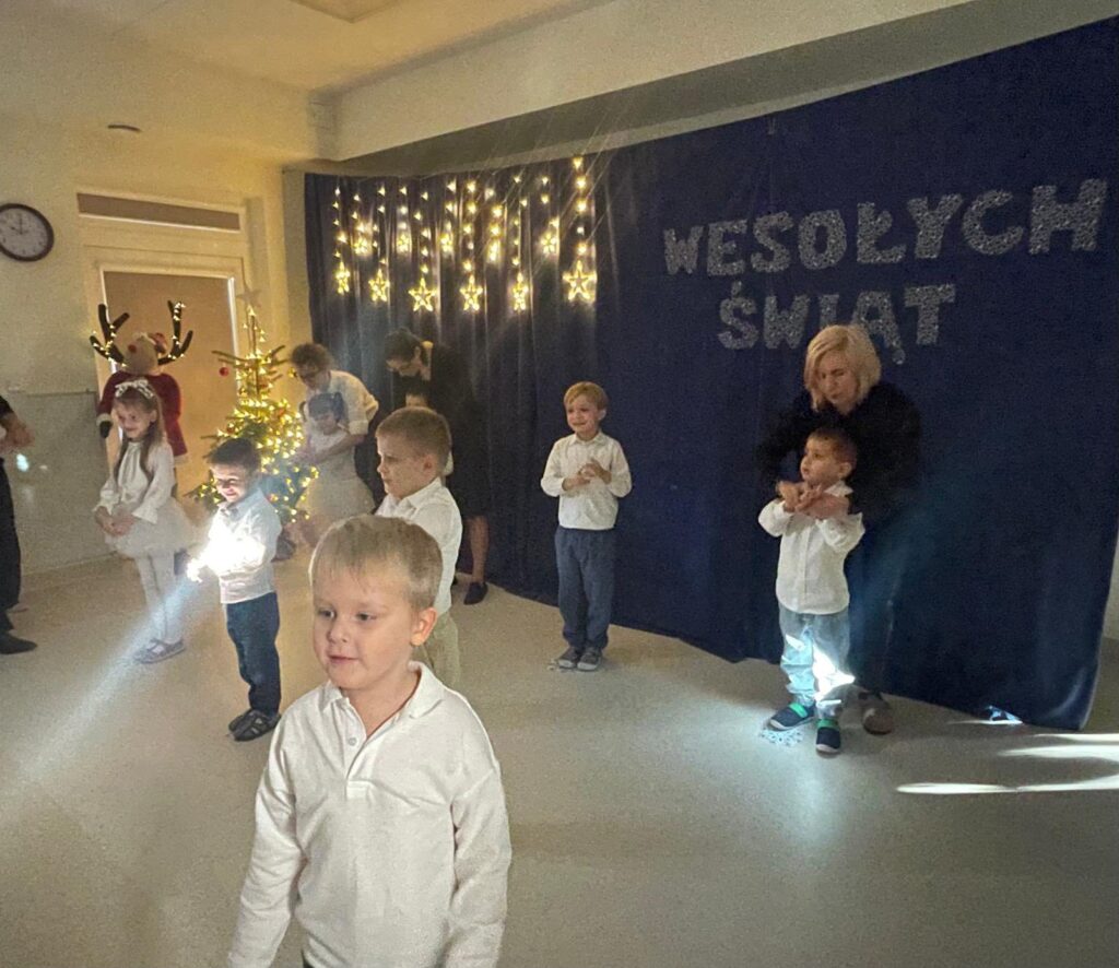 DZIECI TAŃCZĄ NA PRZEDSTWIENIU ŚWIĄTECZNYM