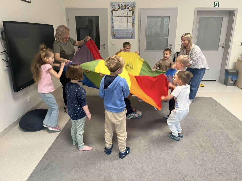 DZIECI BAWIĄ SIĘ CHUSTĄ ANIMACYJNĄ