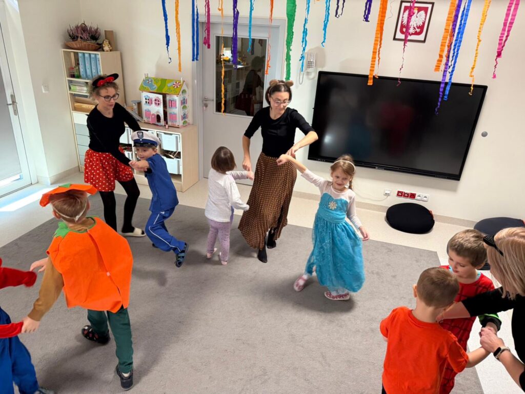 DZIECI TAŃCZĄ NA BALU KARNAWAŁOWYM