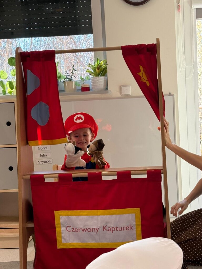 CHŁOPIEC BAWI SIĘ KUKIEŁKAMI